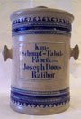 Tabaktopf der Firma Joseph Doms in Ratibor, salzglasiertes Steinzeug, Hhr im Westerwald, um 1900; Sammlung Schlesisches Museum zu Grlitz, Foto Martin Kgler.